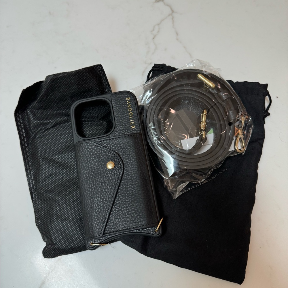 Bandolier Hayley iPhone 15 Pro. Black/Gold
